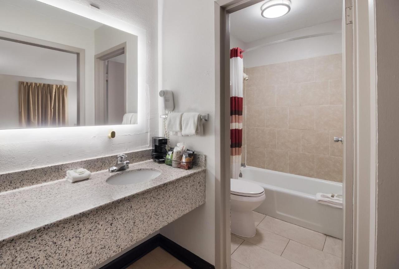 Red Roof Inn & Suites Jackson, Tn מראה חיצוני תמונה