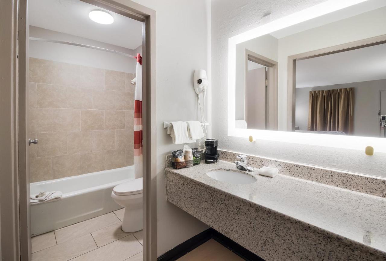 Red Roof Inn & Suites Jackson, Tn מראה חיצוני תמונה