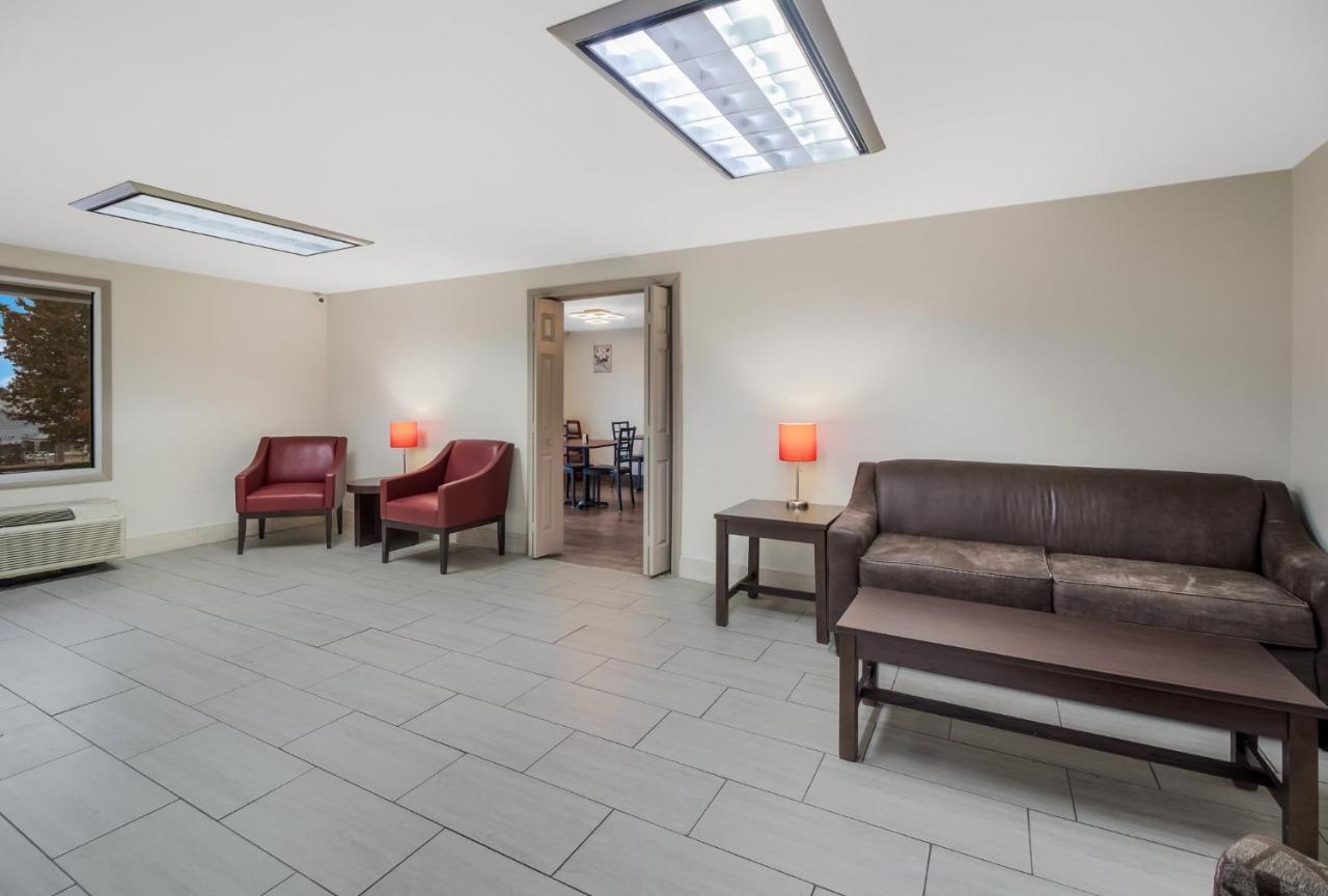 Red Roof Inn & Suites Jackson, Tn מראה חיצוני תמונה