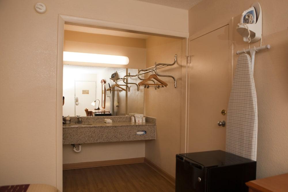 Red Roof Inn & Suites Jackson, Tn מראה חיצוני תמונה